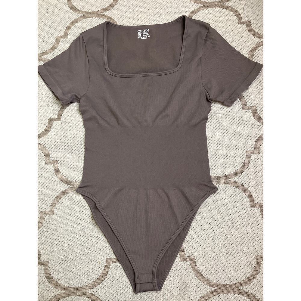 OQQ ribbed square neck short sleeve mocha-tummy control bodysuit, size large